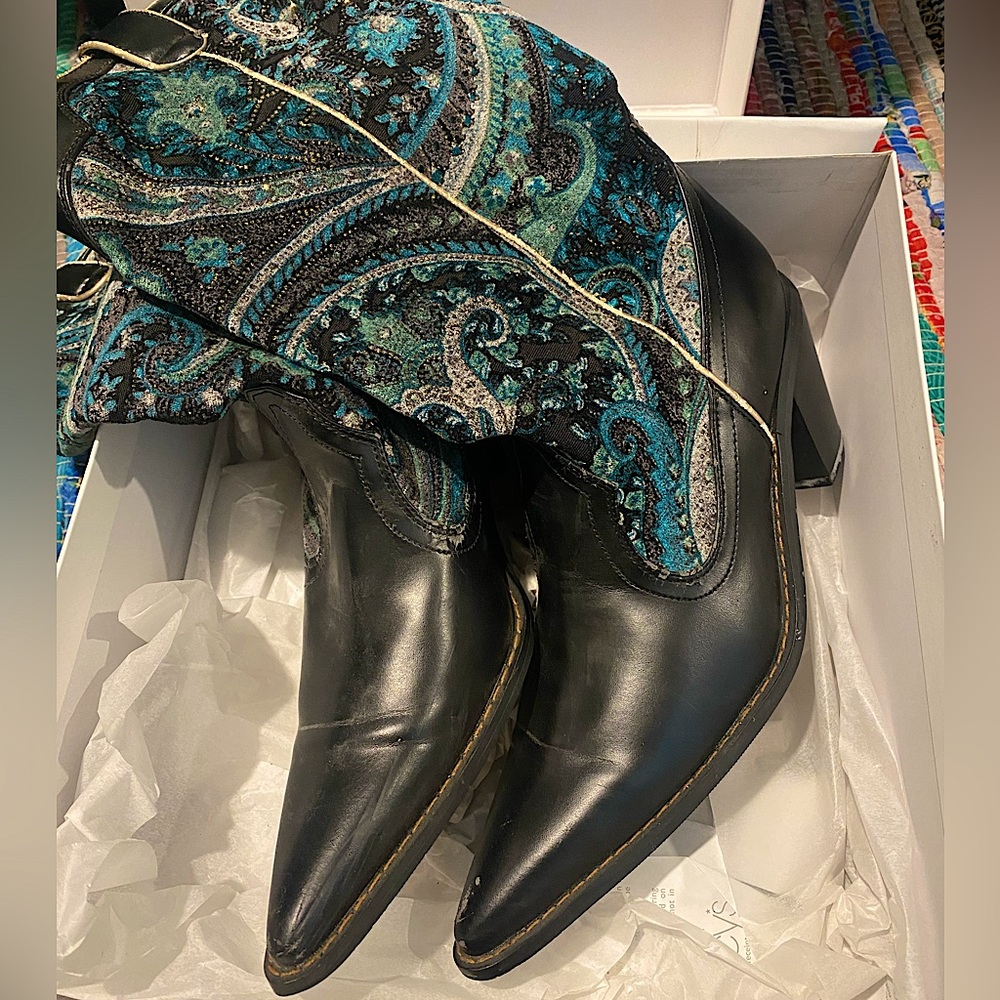 Unique Women’s COWGIRL BOOTS size 8